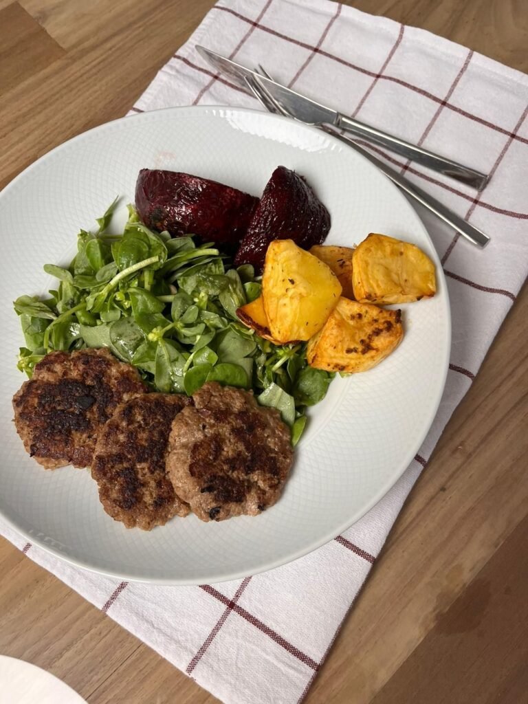 Meatballs with roasted vegetables and salad