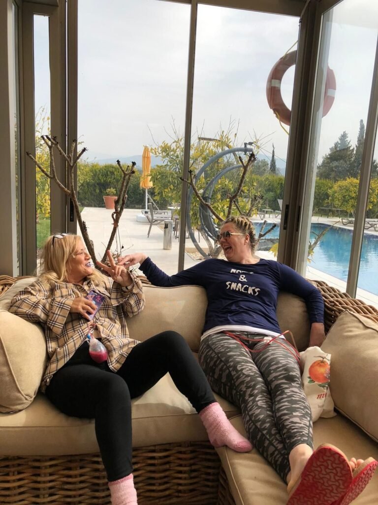 Two guests relaxing in the garden lounge